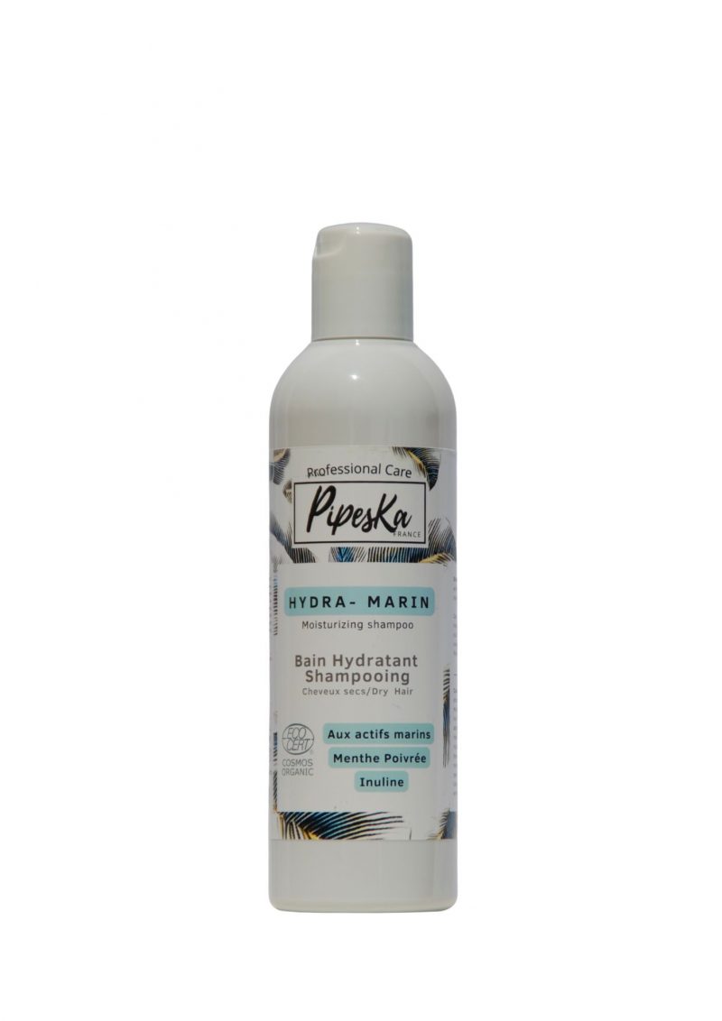 Avantages du Shampooing Hydra Marin Nettoyage Doux et Respectueux : Le Shampooing Hydra Marin nettoie efficacement vos cheveux fins et délicats sans les fragiliser. Sa formule douce respecte l'intégrité des fibres capillaires. Hydratation Intense et Protection : Enrichi en glycérine, il hydrate profondément, rendant vos cheveux souples et brillants. Sa protection contre les agressions extérieures apaise également les cuirs chevelus irrités. Amélioration de l’Apparence et Bien-être : Ce shampooing réduit le frizz et embellit la brillance, offrant un aspect sain et rayonnant. Il équilibre le cuir chevelu, apaise les démangeaisons et laisse une délicate senteur fraîche.