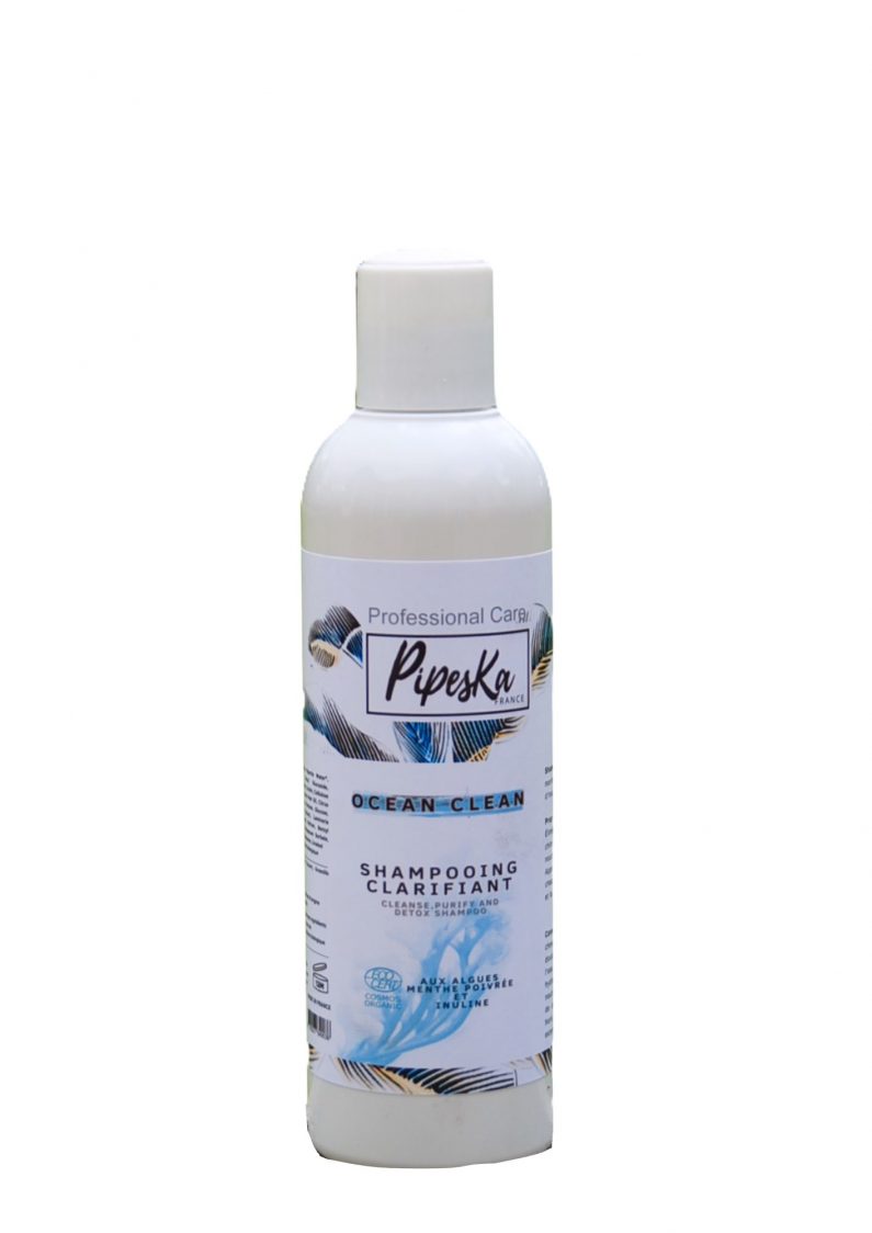 Découvrez le Shampooing Clarifiant Ocean Clean, spécialement conçu pour éliminer en profondeur les impuretés et les résidus de produits capillaires. Ce soin capillaire convient à tous les types de cheveux, revitalise votre chevelure tout en lui apportant une fraîcheur éclatante. Qu’est-ce qu’un shampooing clarifiant ? Le shampooing clarifiant est formulé pour nettoyer intensément les cheveux. Il élimine efficacement les résidus de produits coiffants et la pollution, ce qui en fait un choix idéal avant une coloration ou un soin en profondeur. Avantages : Détoxifiez Vos Cheveux : Nettoie sans assécher. Soin apaisant : Réduit les irritations du cuir chevelu. Favorise la croissance : Stimule la santé et la résistance des cheveux. Parfum marin : Offre une sensation de fraîcheur à chaque utilisation. Certification Cosmos Organic : Produit certifié par Ecocert Greenlife selon le référentiel Cosmos. Composition naturelle : 97 % d’ingrédients d’origine naturelle, dont 26 % issus de l’agriculture biologique. Fabriqué en France.