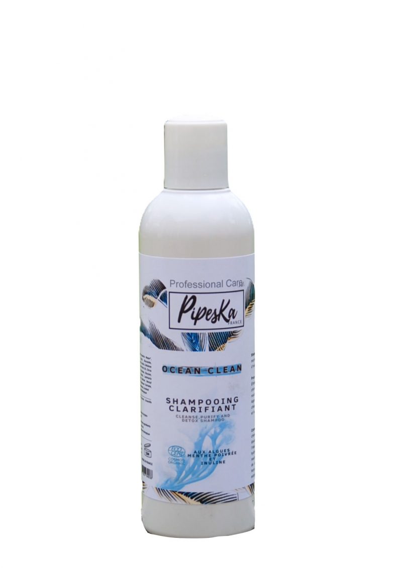 Découvrez le Shampooing Clarifiant Ocean Clean, spécialement conçu pour éliminer en profondeur les impuretés et les résidus de produits capillaires. Ce soin capillaire convient à tous les types de cheveux, revitalise votre chevelure tout en lui apportant une fraîcheur éclatante. Qu’est-ce qu’un shampooing clarifiant ? Le shampooing clarifiant est formulé pour nettoyer intensément les cheveux. Il élimine efficacement les résidus de produits coiffants et la pollution, ce qui en fait un choix idéal avant une coloration ou un soin en profondeur. Avantages : Détoxifiez Vos Cheveux : Nettoie sans assécher. Soin apaisant : Réduit les irritations du cuir chevelu. Favorise la croissance : Stimule la santé et la résistance des cheveux. Parfum marin : Offre une sensation de fraîcheur à chaque utilisation. Certification Cosmos Organic : Produit certifié par Ecocert Greenlife selon le référentiel Cosmos. Composition naturelle : 97 % d’ingrédients d’origine naturelle, dont 26 % issus de l’agriculture biologique. Fabriqué en France.