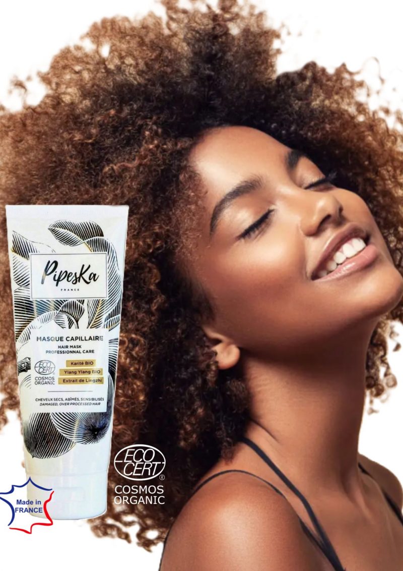 Sa chevelure, riche et brillante, témoigne des bienfaits du Masque Capillaire Professional Care, renforçant la beauté naturelle et la définition des boucles.
