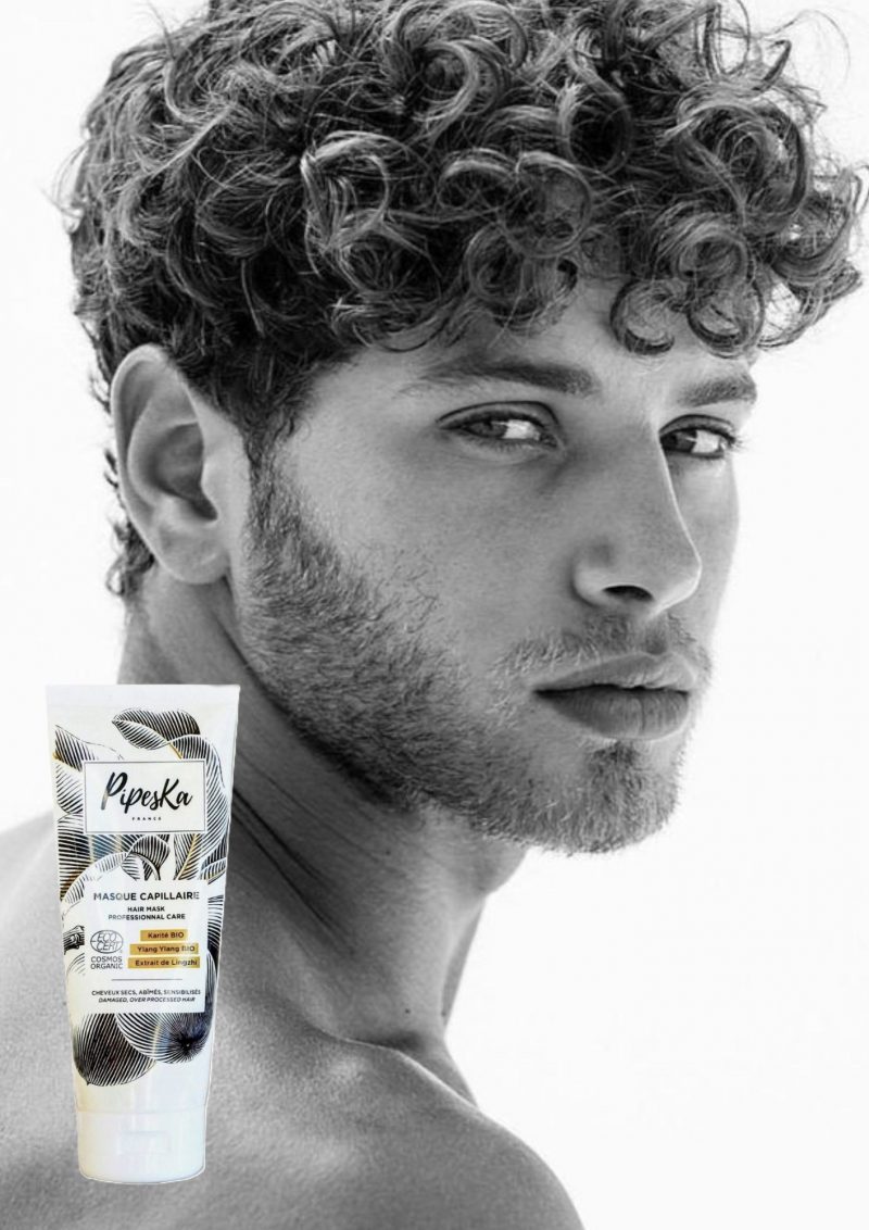 Texte alternatif : "Tube de masque capillaire Professional Care, contenant 200 ml de soin nourrissant. Ce tube facile à utiliser est conçu pour hydrater et revitaliser les cheveux secs et bouclés. Sa formule riche, à base d'ingrédients naturels, aide à restaurer la brillance et la douceur des mèches tout en améliorant la définition des boucles. L'emballage est moderne et pratique, avec un design élégant en couleurs douces qui s'intègre parfaitement dans toute routine de soins capillaires."