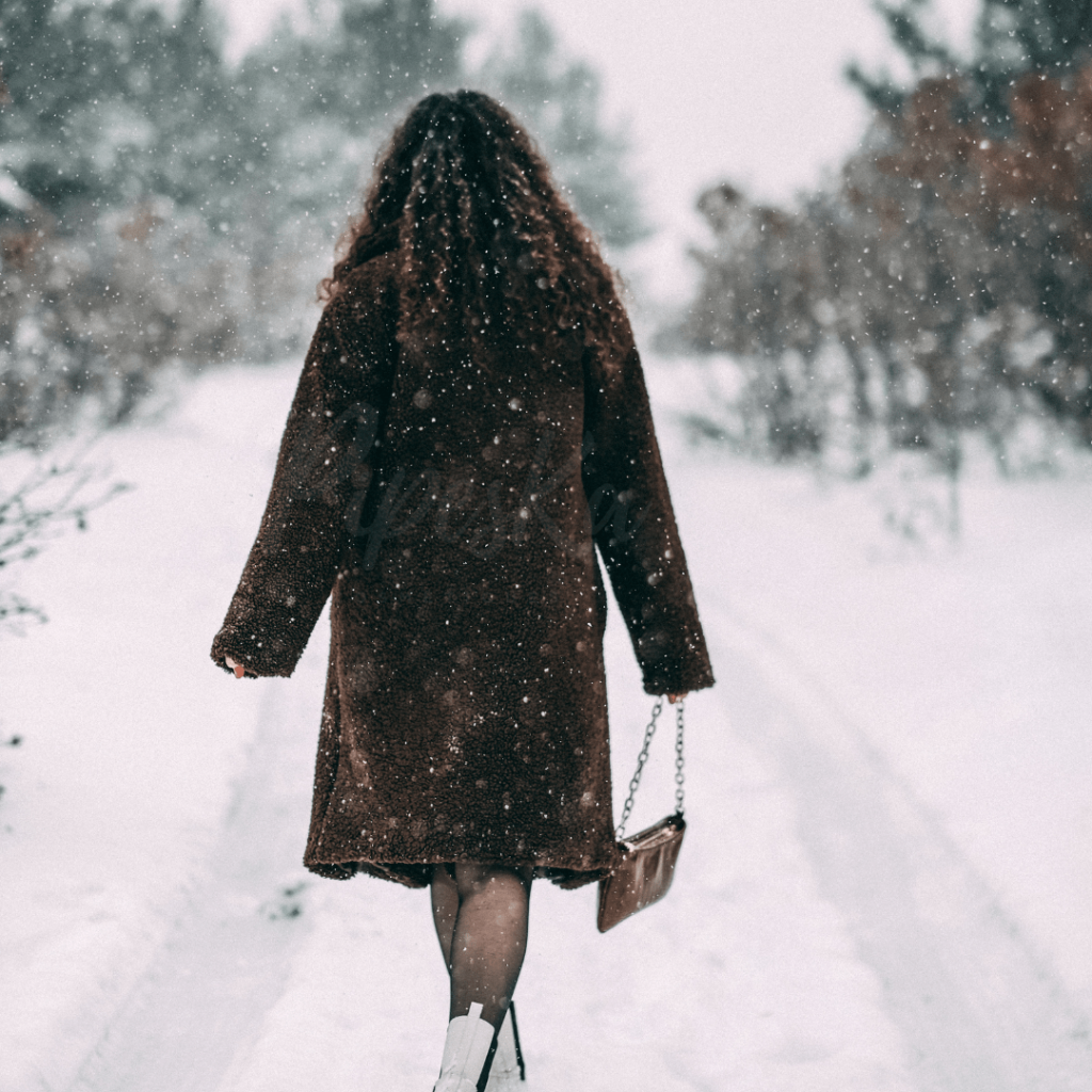 Protéger ses cheveux texturés pendant l’hiver – Conseils Pipeska L’hiver peut être rude pour vos cheveux, surtout pour les cheveux texturés – ondulés, bouclés, frisés ou crépus. Le froid, le vent et l’air sec dessèchent la fibre capillaire, rendent les boucles moins souples et peuvent provoquer casse, frisottis et perte de brillance. Avec les bons gestes et produits, vous pouvez garder vos cheveux hydratés, forts et sublimés tout au long de la saison. Bio · Made in France · Caribbean Inspired
