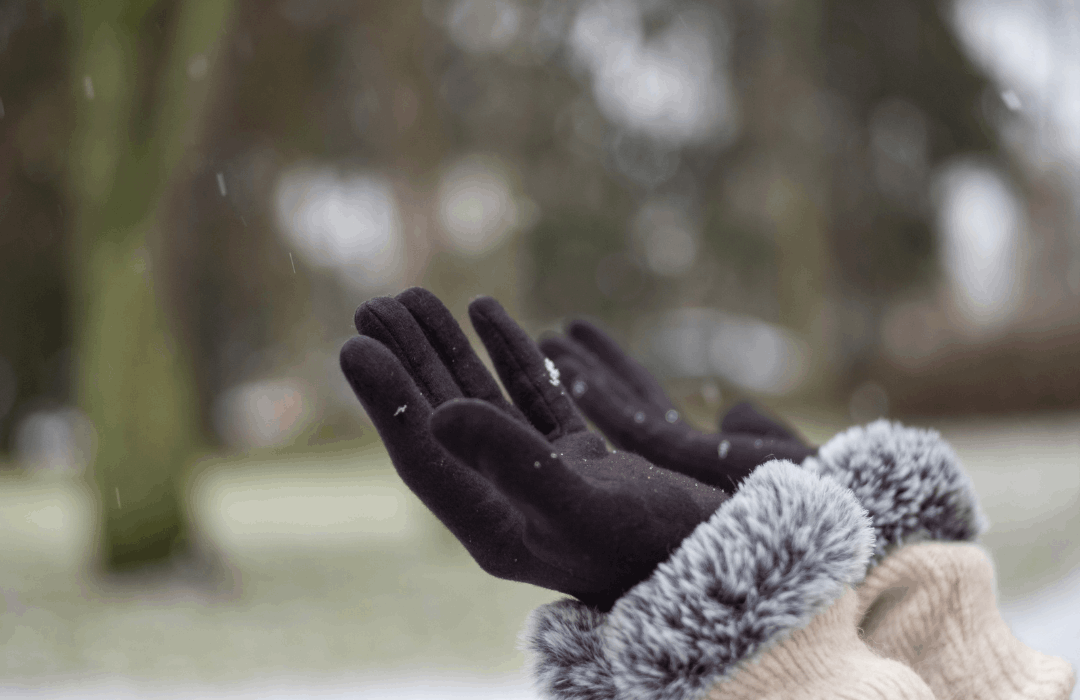 L’hiver est souvent synonyme de mains sèches, tiraillements et gerçures. Le froid, le vent et le lavage fréquent peuvent fragiliser la peau, la rendant inconfortable et sensible. Mais pas de panique : le Baume Universel Bio Pipeska est là pour transformer ce désagrément en un moment de douceur tropicale.