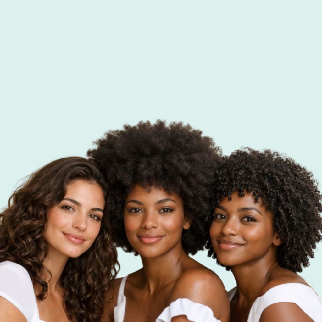 Trois femmes avec cheveux ondulés, bouclés, crépus et afro 4C. Soins capillaires naturels et bio pour tous types de cheveux texturés, Caribbean Inspired Pipeska
